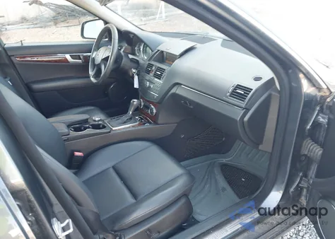 2009 Mercedes-Benz C 300 Luxury 4Matic/Sport 4Matic z USA, uszkodzony, nr VIN WDDGF81X19F220951